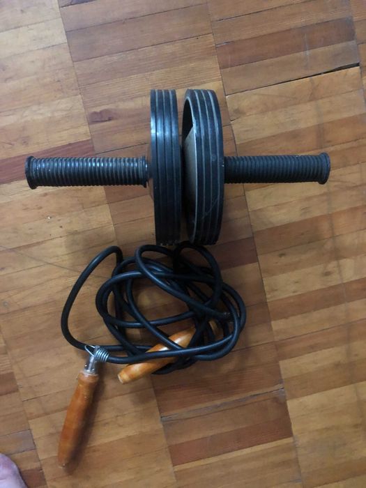 Спортивный инвентарь для пресса.