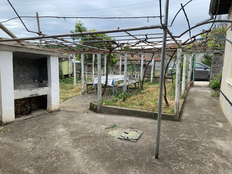 Къща с двор  с. Брестак, обявата е от собственик