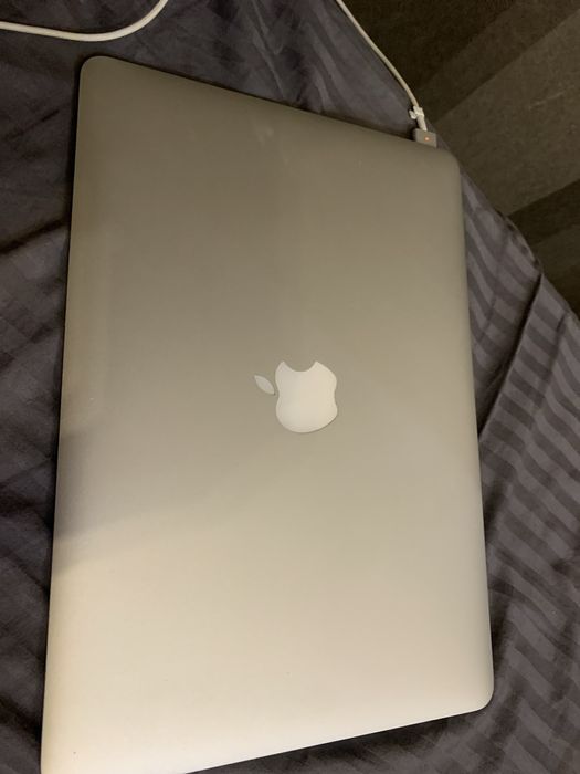 Macbook Air 2017 без коробки, не был в ремонте зарядка,мышь в комплект