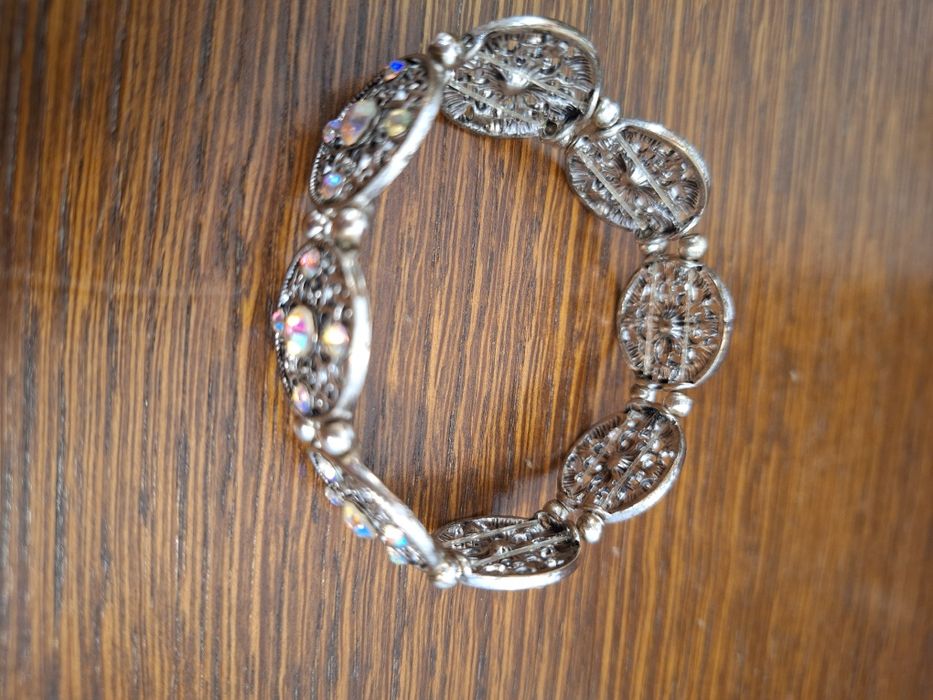 Coliere si bratari de efect