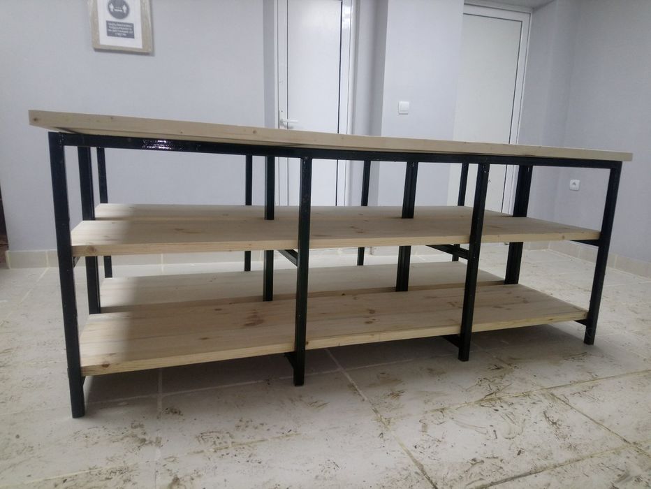 Работни маси от метал и дърво