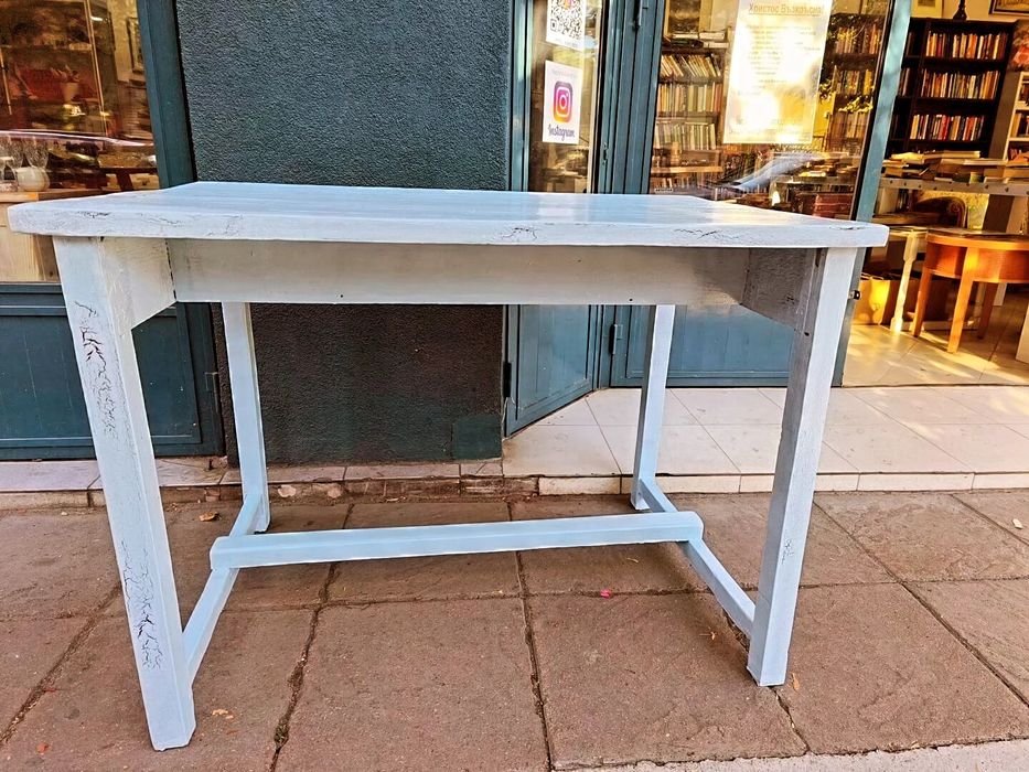 Реставрирана дървена маса