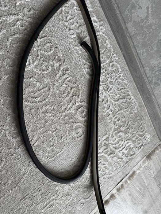 Уплотнитель двери Camry 30, левый передний в отличном состоянии