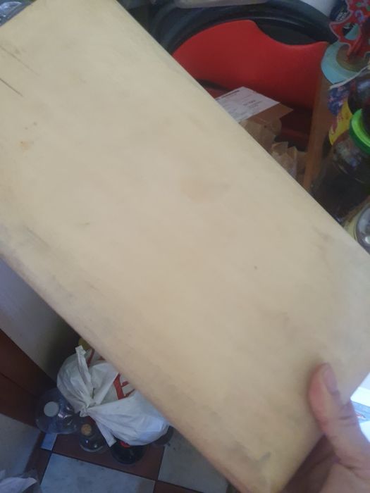 Strecuratoare mare, tigaie si ibric vechi, tocator, obiecte plastic