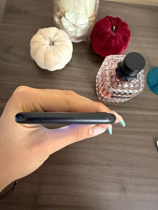 Продавам Iphone SE 2