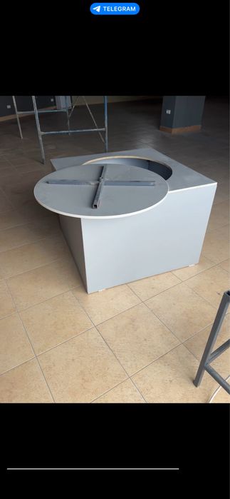 Vitrina aylanma stoli sotiladi.