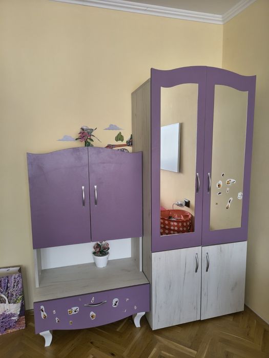 Продава се компактен гардероб