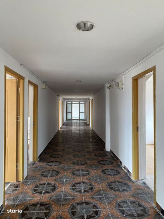 Spatiu comercial P+1+M, 1.000 mp construiti + teren 3.000 mp