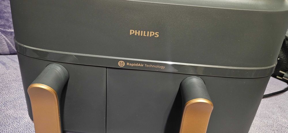 Продавам еър фрайър Philips 3000