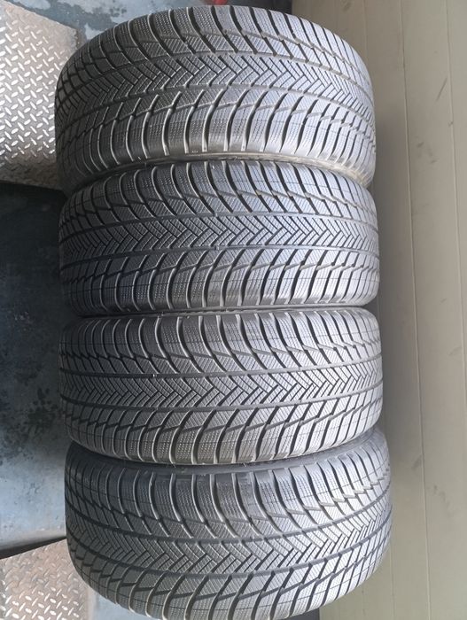 Anvelope de iarnă 235 50 19 Bridgestone MO dot 5121  la 8mm ca noi.
