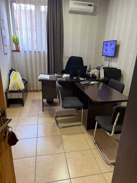 Сдается в центре под офис, цокольный этаж!!!