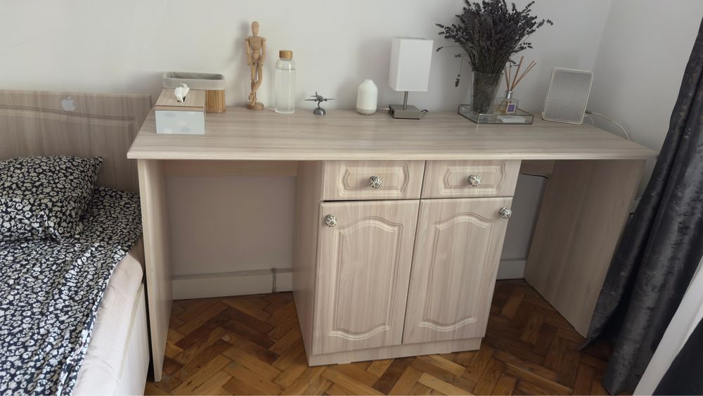 vând pat cu saltea inclusă și birou pentru 2 copii