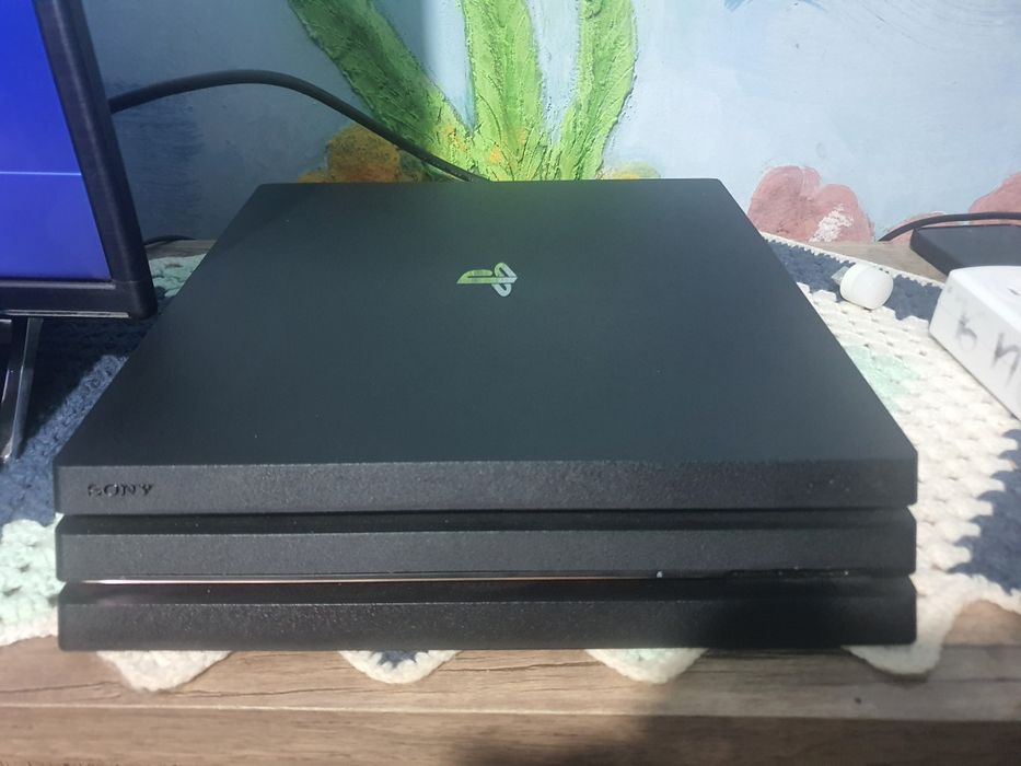 Playstation 4 pro 1TB в идеальном состоянии