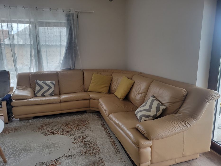 Vând urgent colțar de living din piele naturală.