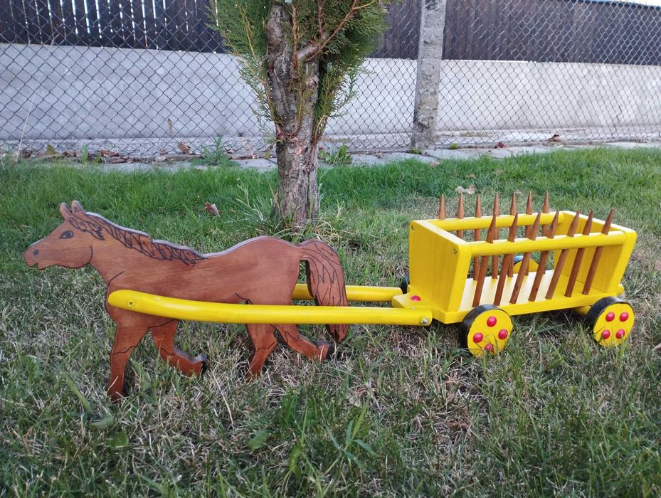 Дървен кон. И дървен кон с каруца.  Два отделни артикула.