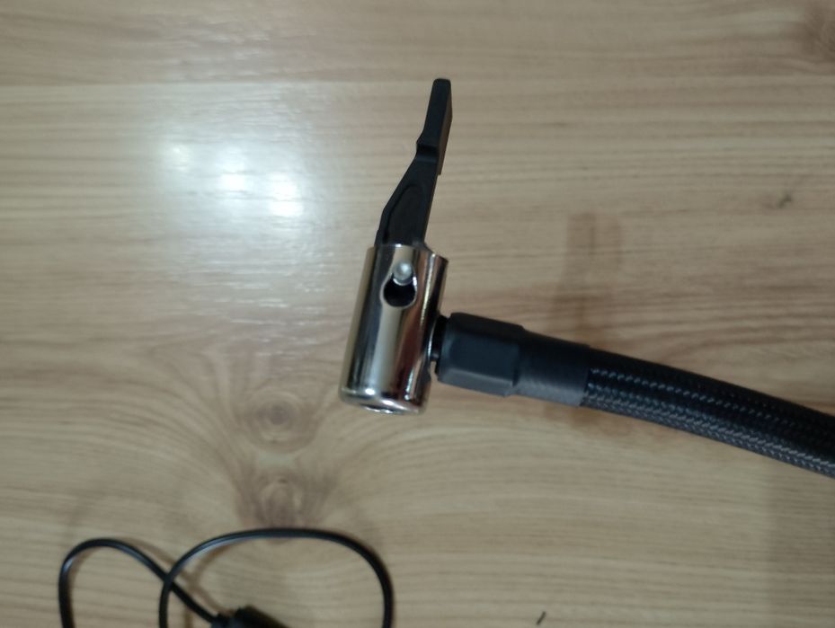 Електрическа помпа за надуване на гуми, дюшеци, топки и всичко