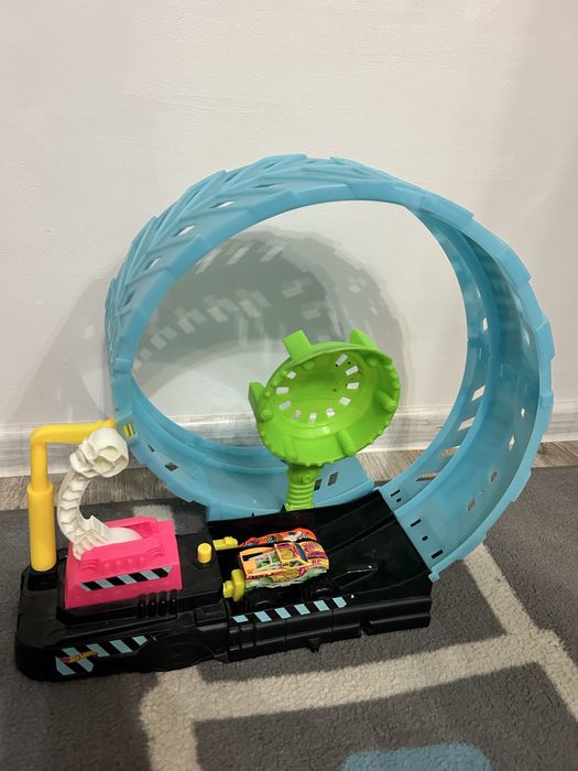 Monster truck Pista cascadorilor in bucla fosforescenta