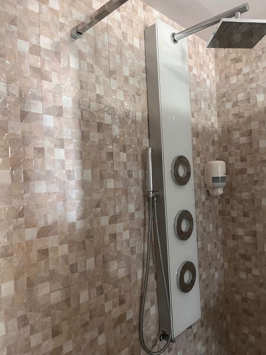 Vand lavoar + baterie, vas wc, calorifer perete, paravan dus, toate in stare buna
