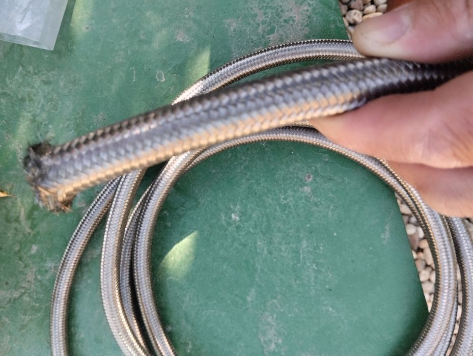 Горивен маркуч с метална оплетка