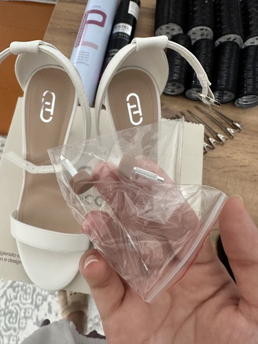 Босоножки белые Kari