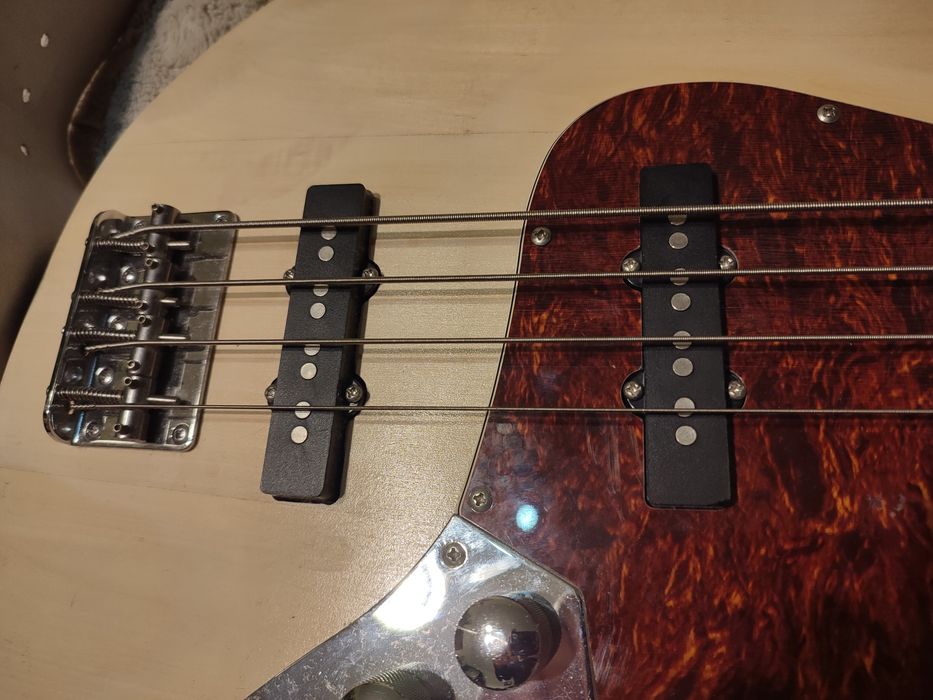 Бас китара , колан и струни