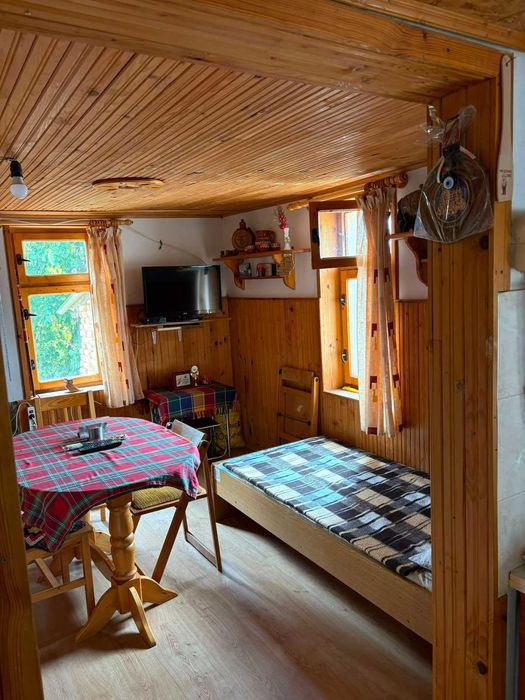 Парцел с къща и стопанска сграда в с. Зайчари, обл. Сливен