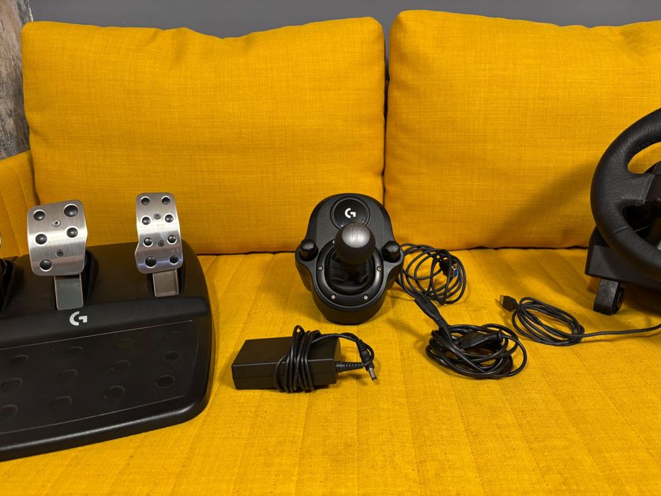 Volan Logitech g923 cu schimbator de viteze si pedale