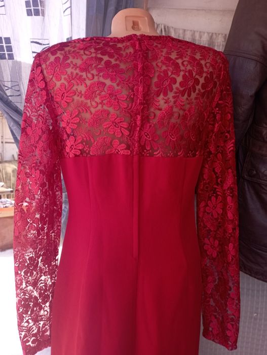 Нарядное платье красного цвета