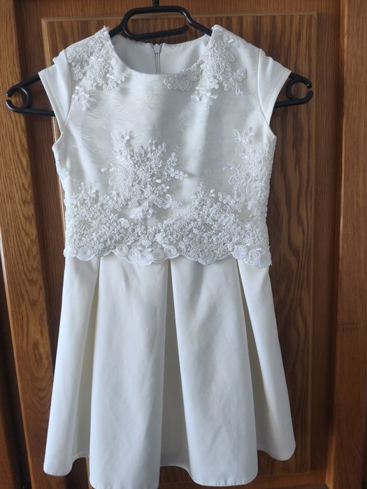 Vând rochii elegante fetițe