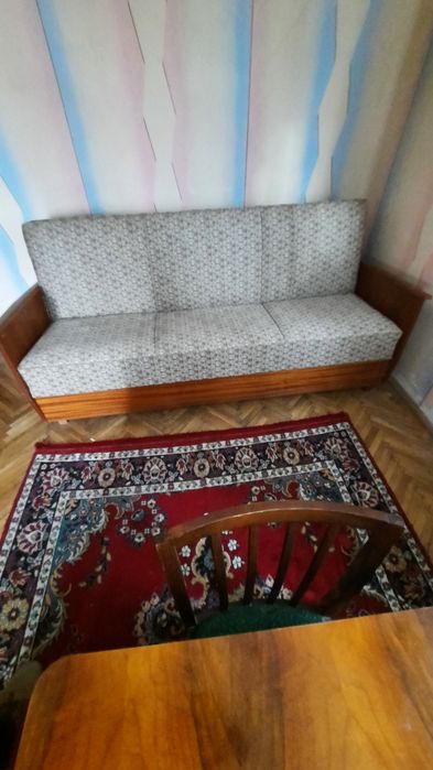 Vand mobilă veche cu 2 canapele extensibile în stare foarte bună.