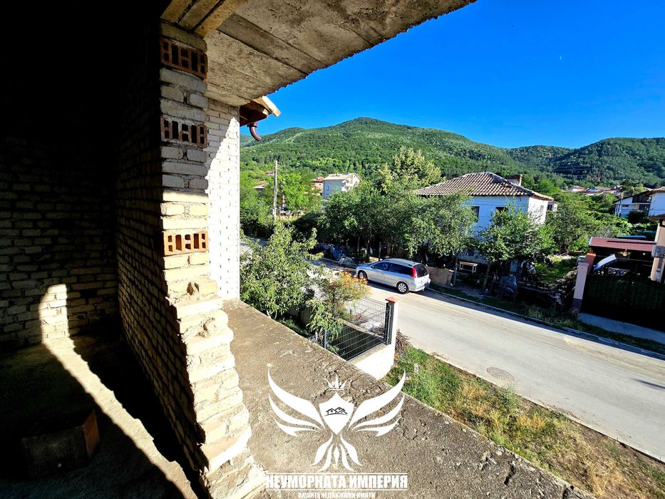 Продавам двуетажна къща 206РЗП и двор 525кв.м. с гараж в с.Тополово