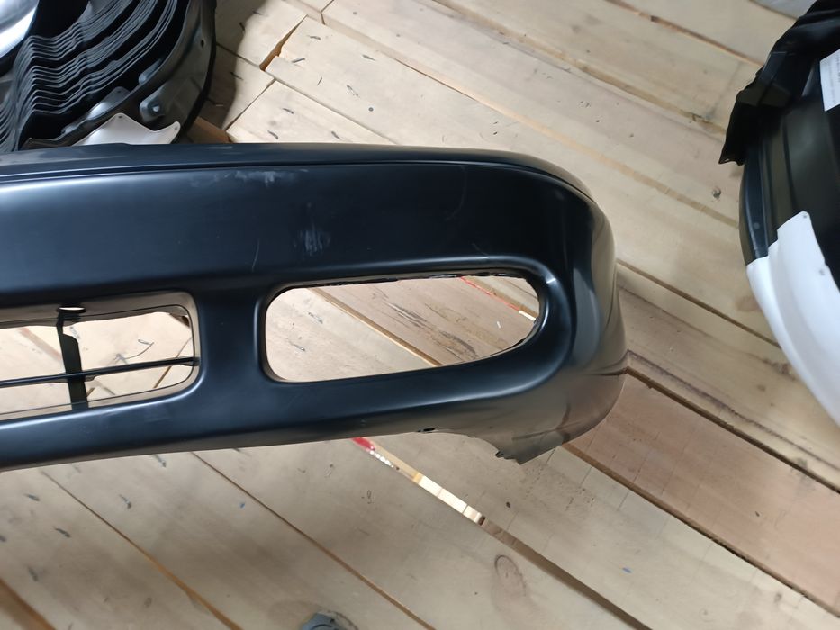 Продаю бампер передний Мазда Кронос