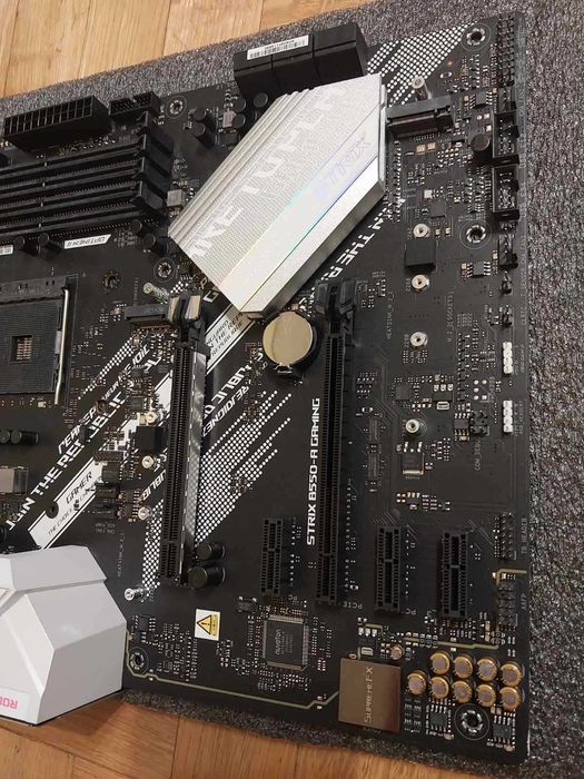 Asus Rog Strix B550-A Gaming (за части / ремонт)