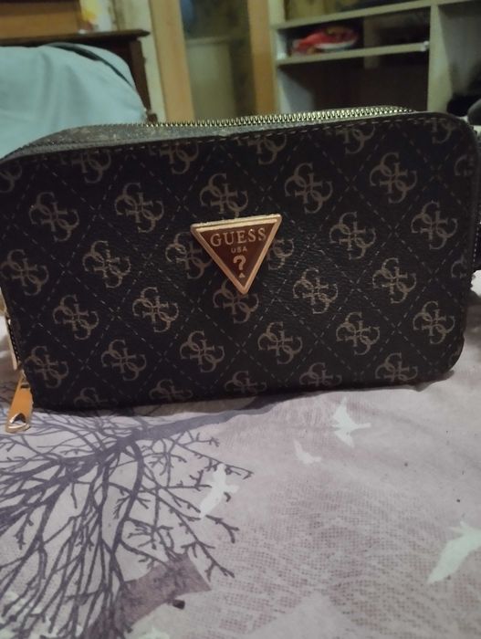 Дамски чанти , на паусе джиинс, на алеса две от тях и на guess