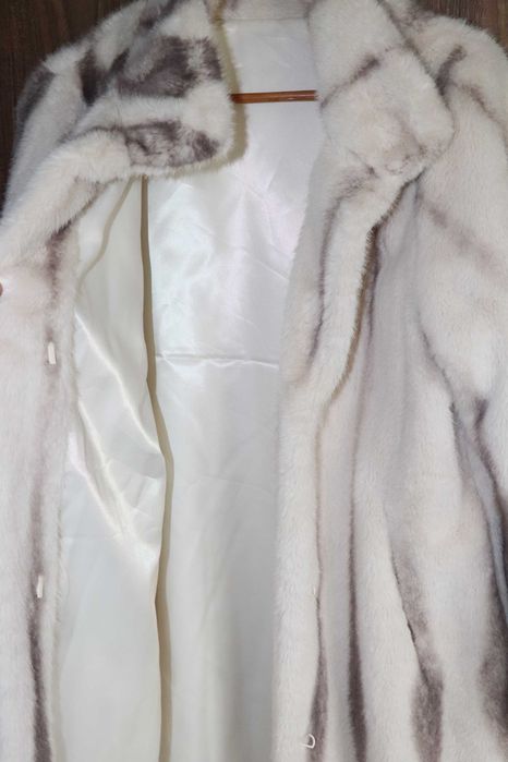 палто от изкуствена норка в стил Cross Mink (бяла норка с характерни тъмни шарки)