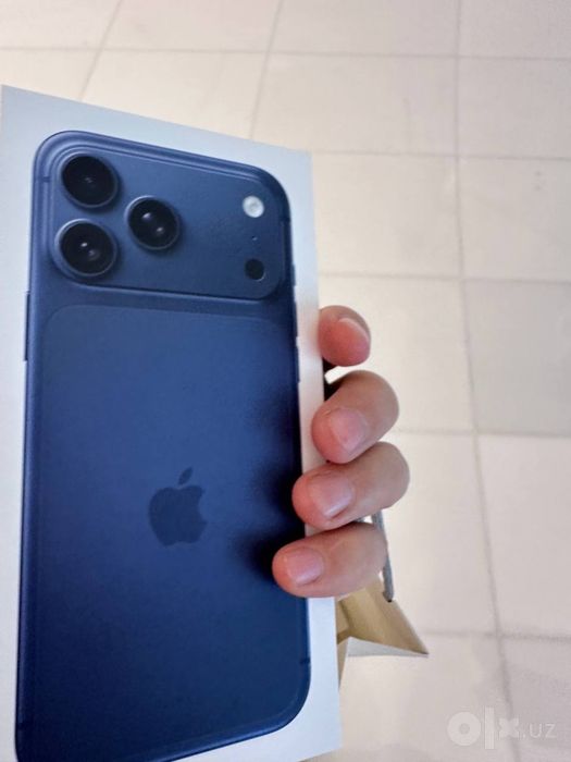iPhone 17 Pro Max 256 GB Deep Blue — куплен в Apple Store Dubai Mall