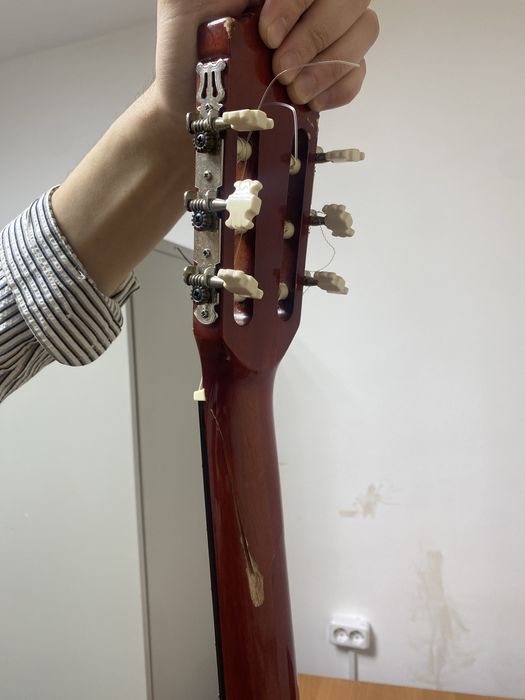 Продаю классическую гитару