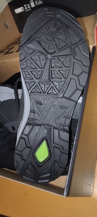 Работни обувки - чисто нови.