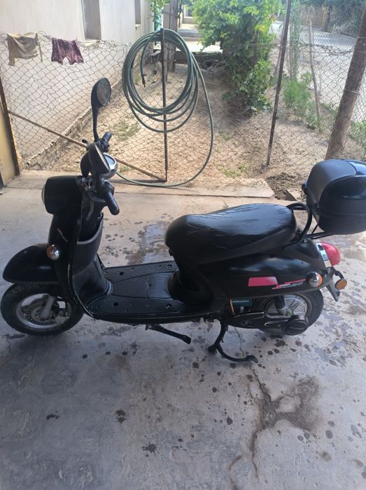Skuter tok bilan yuradi
