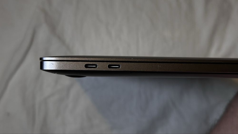 MacBook Pro 15” 2018 / i7 / 16GB / 256GB SSD