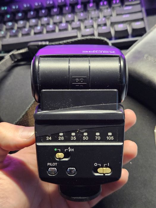 Set Canon EOS 50E + Obiectiv Canon EF 28-105mm f/3.5-4.5 USM cu flash, strap si geanti incluse