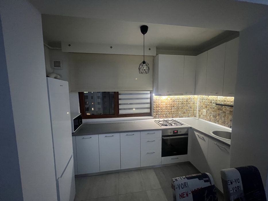 Proprietar inchiriez apartament cu 3 camere, 2 dormitoare, 2 bai, loc parcare, centrala, AC, balcon, camera dresing
