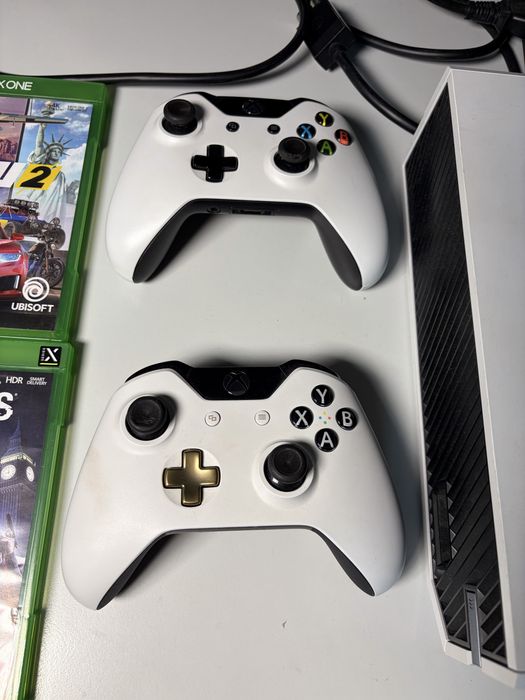 Vând Xbox One - UK Edition + 2 Controlere + 6 Jocuri Incluse | Stare Impecabilă