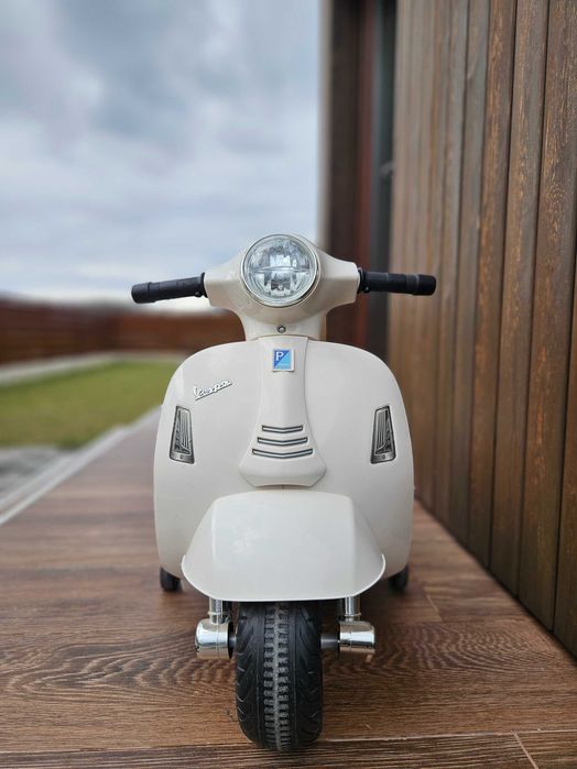Vespa Motocicleta Electrica pentru Copii Baterie 6V Faruri si Claxon 18-36 luni Alba