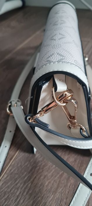 Бяла дамска чанта