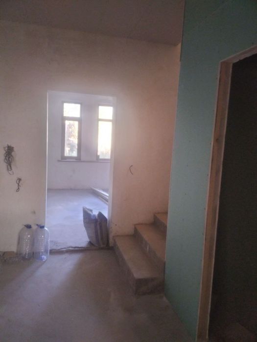 Hovli sotiladi 6hona+1oshxona+2sanuzel