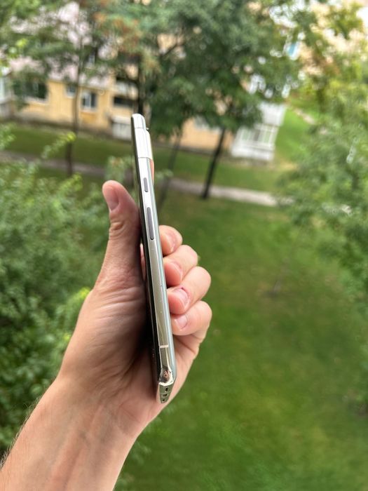 • Google  Pixel  7  Pro •
