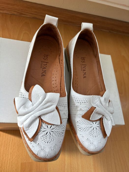 Бели обувки от естествена кожа