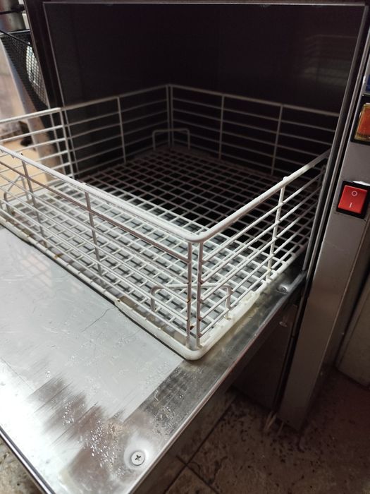 Професионална съдомиялна и чашомиална