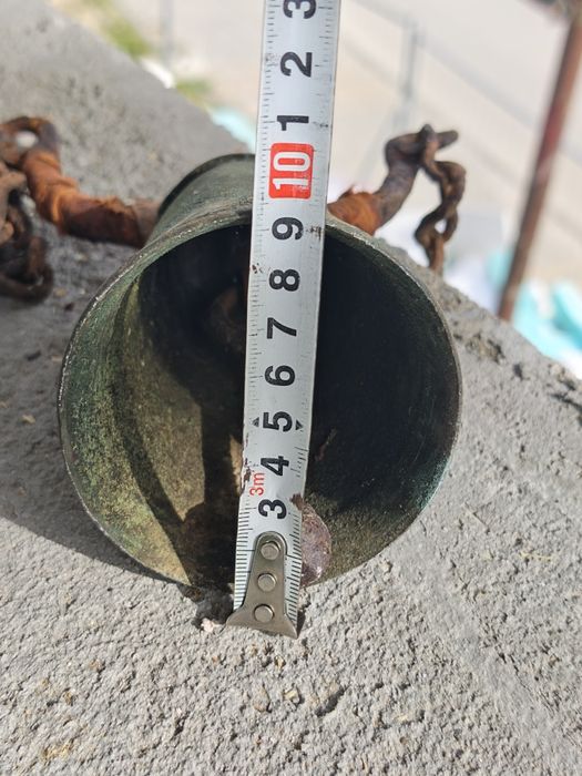 Много стар чан звънец